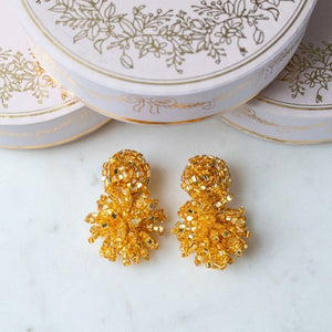 Schöne Statementohrringe aus Perlen in Gold