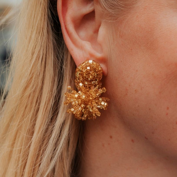 Schöne Statementohrringe aus Perlen in Gold