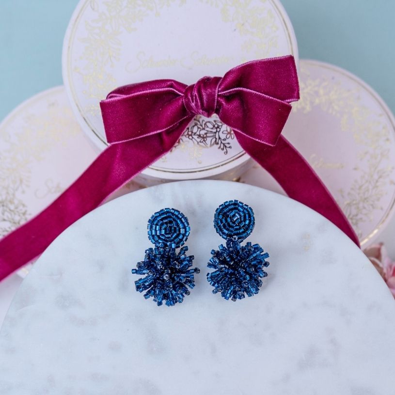 Schimmernde Statementohrringe aus Perlen in Dunkelblau