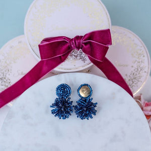 Schimmernde Statementohrringe aus Perlen in Dunkelblau