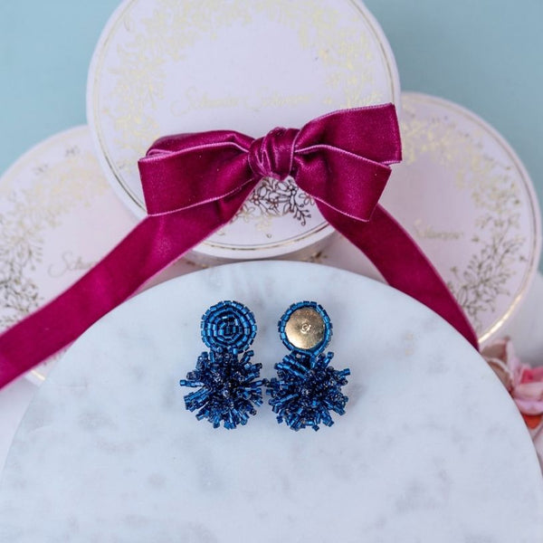 Schimmernde Statementohrringe aus Perlen in Dunkelblau