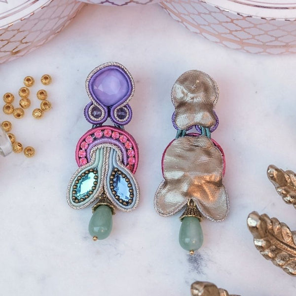 Schmale Soutache-Ohrringe in zartem Violett, Blau, Türkis und Pink