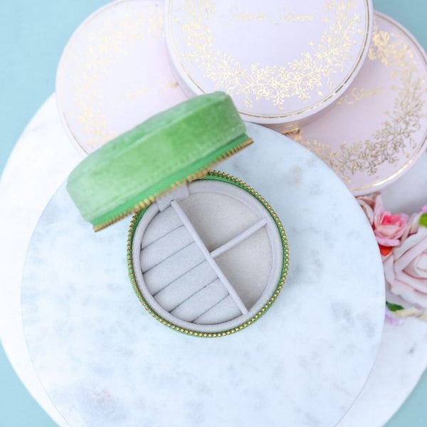 Set aus Schneeflocken-Ohrsteckern mit Süßwasserperle, Schneeflocken-Fingerring und Samt-Box in Lindgrün