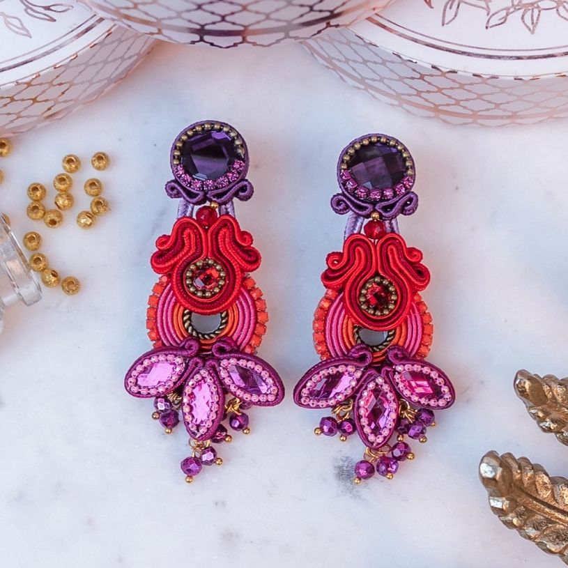 Extravagante Soutacheohrringe in Magenta, Violett, Pink und Rot