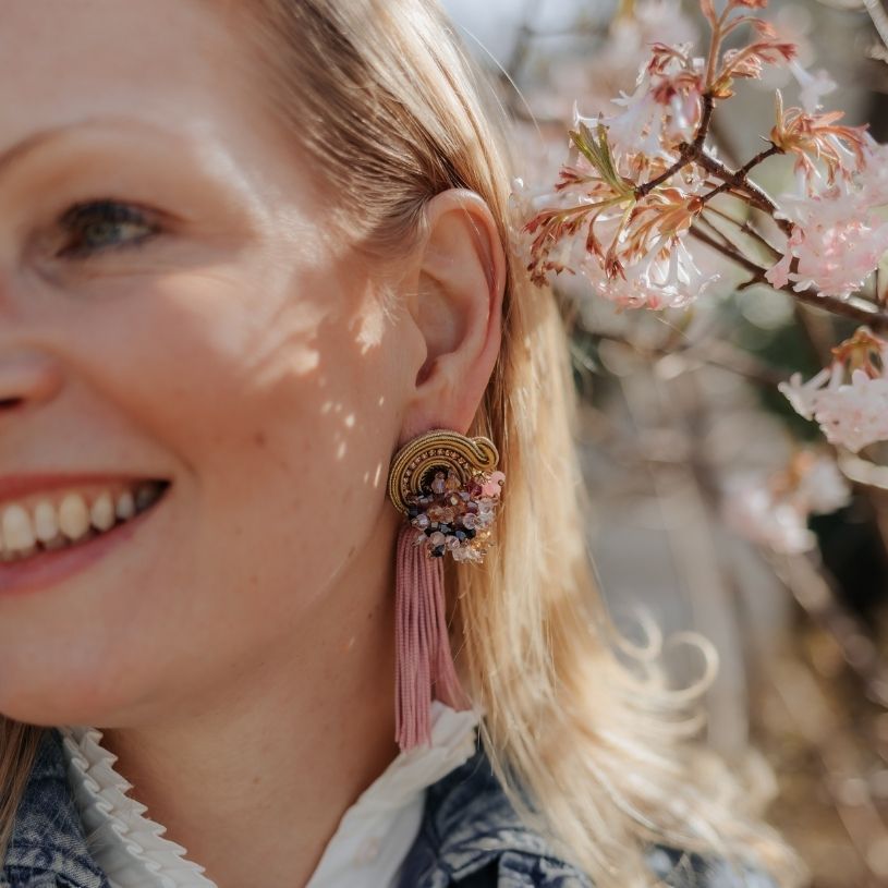 Trendige Soutache-Ohrclips in Gelb und Rosa mit Quaste