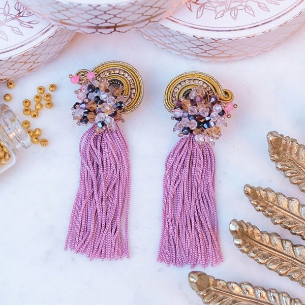 Trendige Soutache-Ohrringe in Gelb und Rosa mit Quaste
