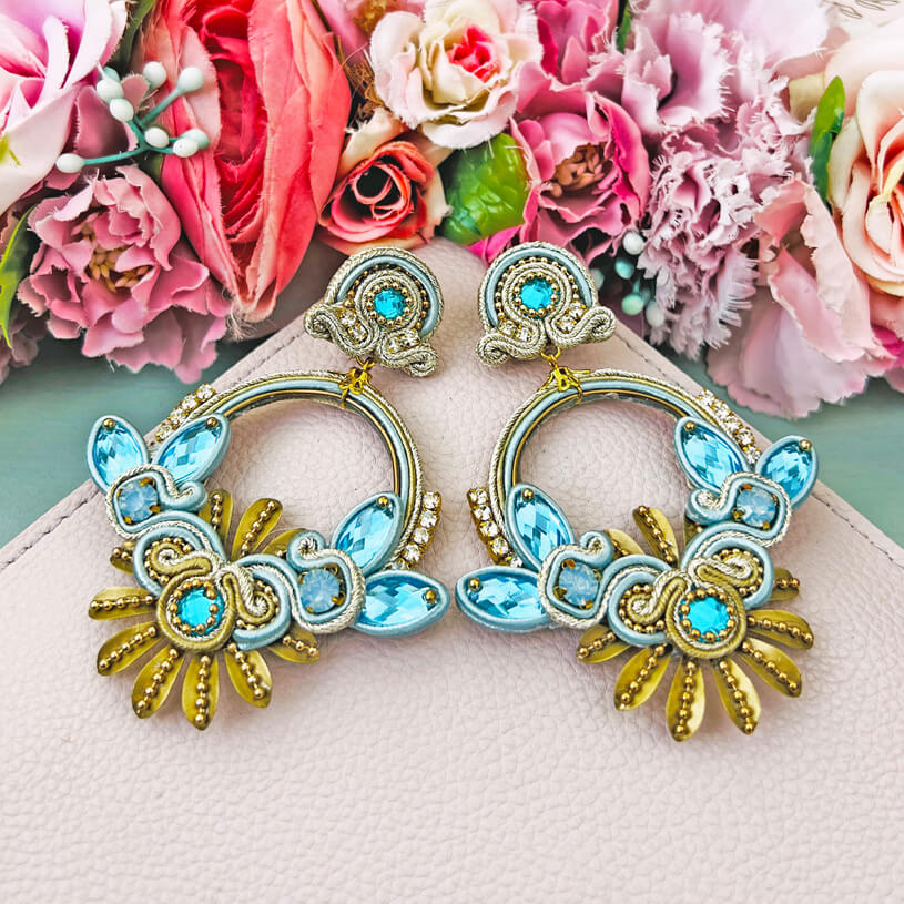 Filigrane Soutache-Ohrringe in zarten Hellblautönen mit Gold