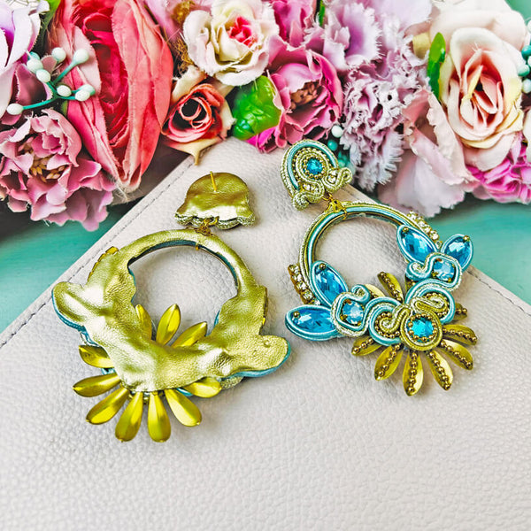 Filigrane Soutache-Ohrringe in zarten Hellblautönen mit Gold