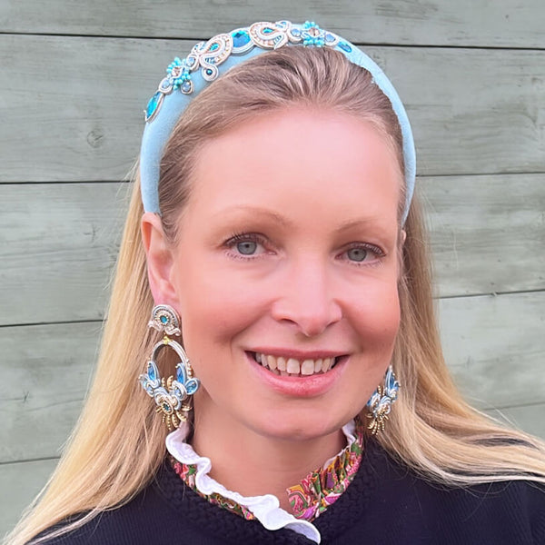 Filigrane Soutache-Ohrringe in zarten Hellblautönen mit Gold