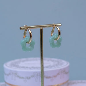 Vergoldete Creolen mit lindgrüner Blüte