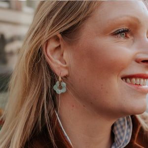 Vergoldete Creolen mit lindgrüner Blüte