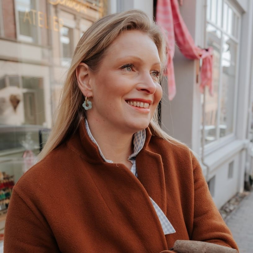 Vergoldete Creolen mit lindgrüner Blüte