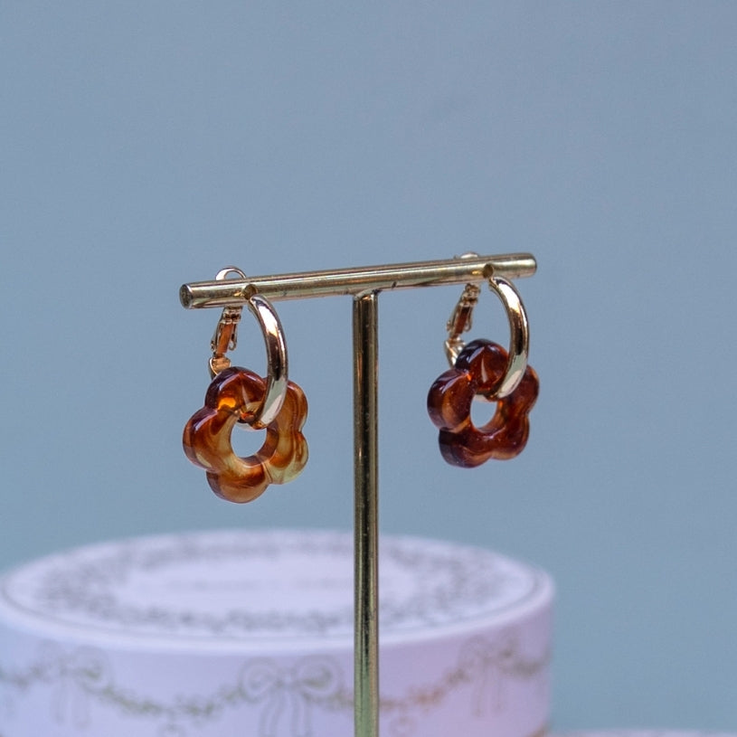 Vergoldete Creolen mit brauner Blüte