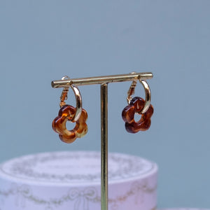 Vergoldete Creolen mit brauner Blüte