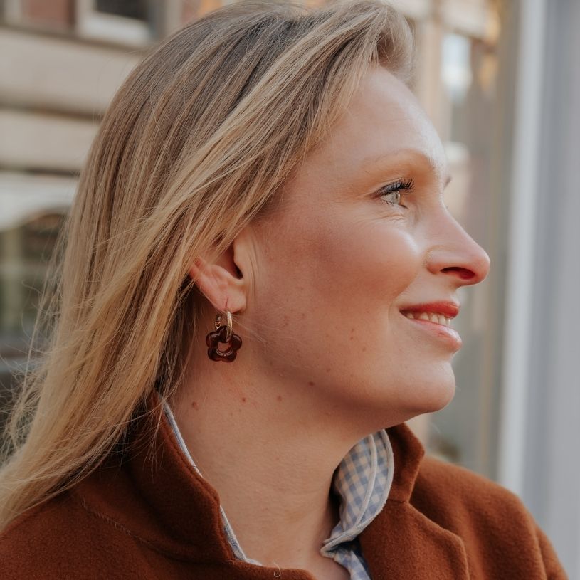 Vergoldete Creolen mit brauner Blüte