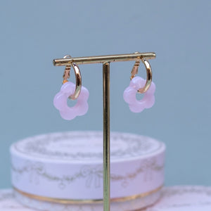 Vergoldete Creolen mit zartrosafarbener Blüte