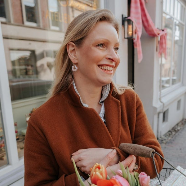 Vergoldete Creolen mit zartrosafarbener Blüte