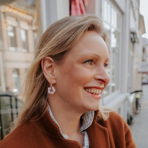 Vergoldete Creolen mit zartrosafarbener Blüte