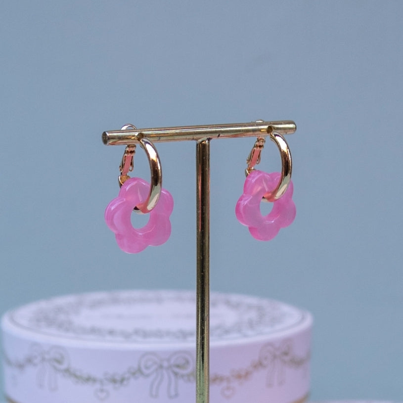 Vergoldete Creolen mit rosafarbener Blüte