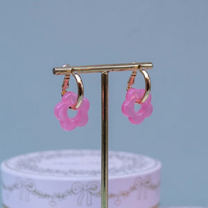 Vergoldete Creolen mit rosafarbener Blüte