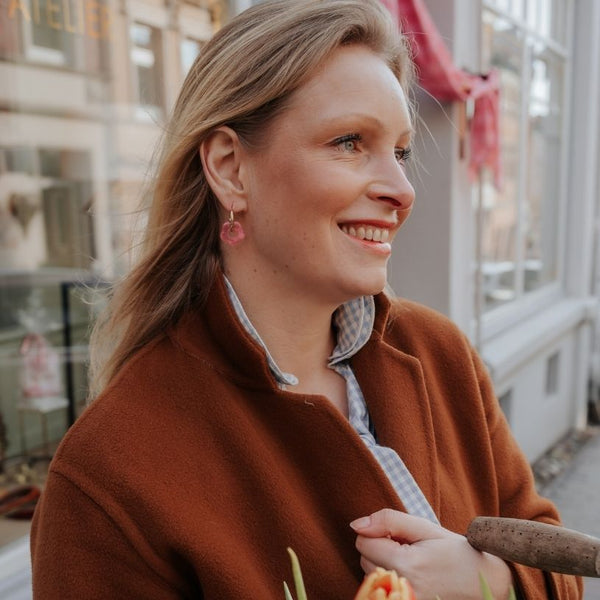 Vergoldete Creolen mit rosafarbener Blüte