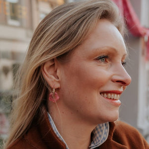 Vergoldete Creolen mit rosafarbener Blüte