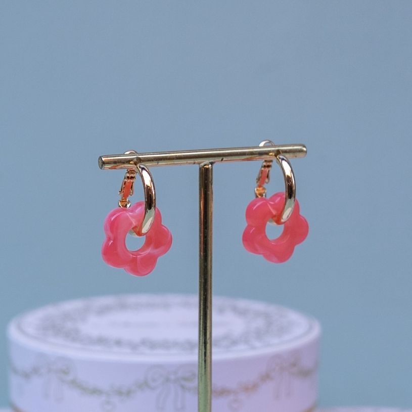 Vergoldete Creolen mit lachsrosafarbener Blüte