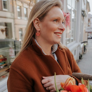 Vergoldete Creolen mit lachsrosafarbener Blüte