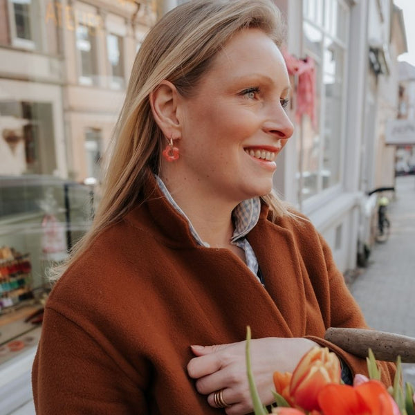 Vergoldete Creolen mit lachsrosafarbener Blüte