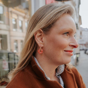 Vergoldete Creolen mit lachsrosafarbener Blüte