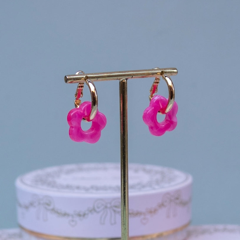 Vergoldete Creolen mit pinker Blüte