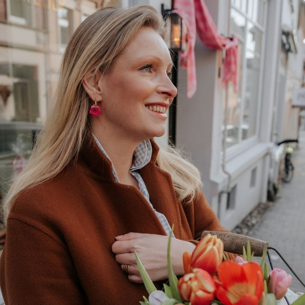 Vergoldete Creolen mit pinker Blüte