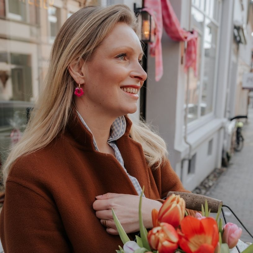 Vergoldete Creolen mit pinker Blüte