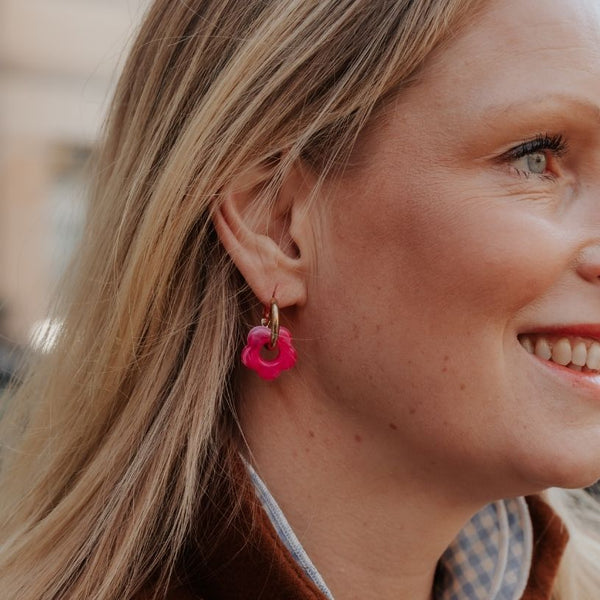 Vergoldete Creolen mit pinker Blüte