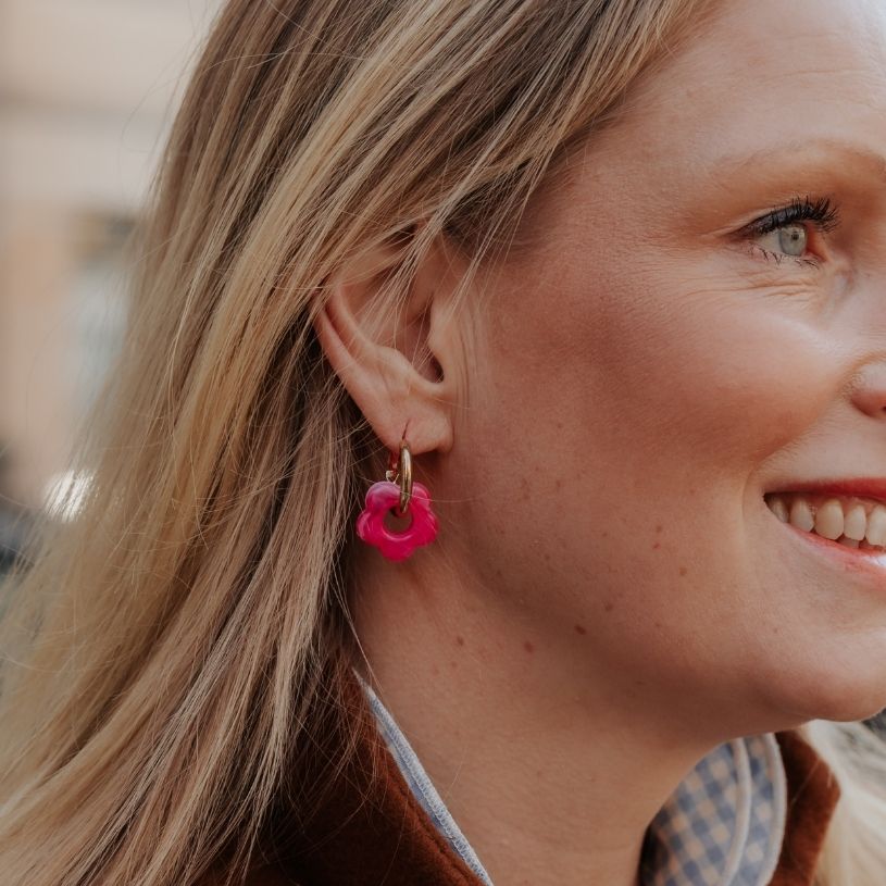 Vergoldete Creolen mit pinker Blüte