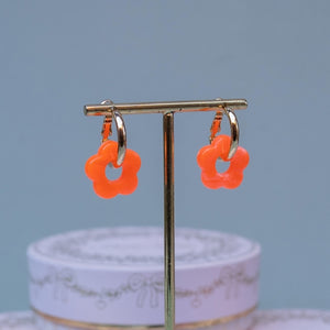 Vergoldete Creolen mit leuchtoranger Blüte