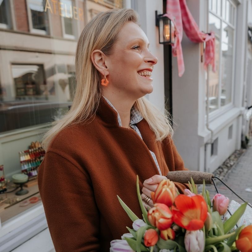 Vergoldete Creolen mit leuchtoranger Blüte