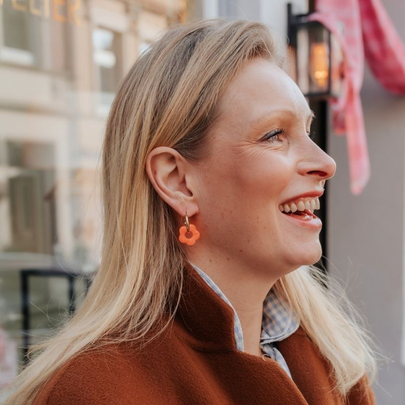 Vergoldete Creolen mit leuchtoranger Blüte