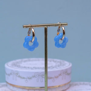 Vergoldete Creolen mit hellblauer Blüte