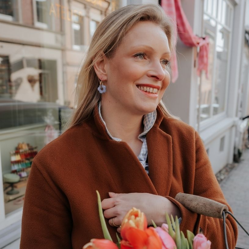 Vergoldete Creolen mit hellblauer Blüte