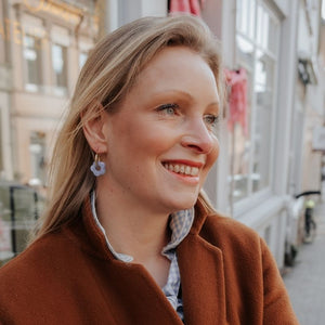 Vergoldete Creolen mit hellblauer Blüte