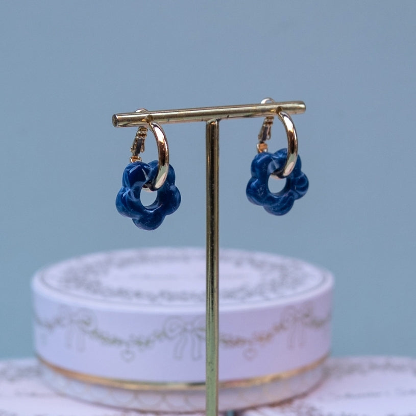 Vergoldete Creolen mit dunkelblauer Blüte