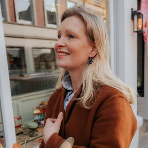 Vergoldete Creolen mit dunkelblauer Blüte