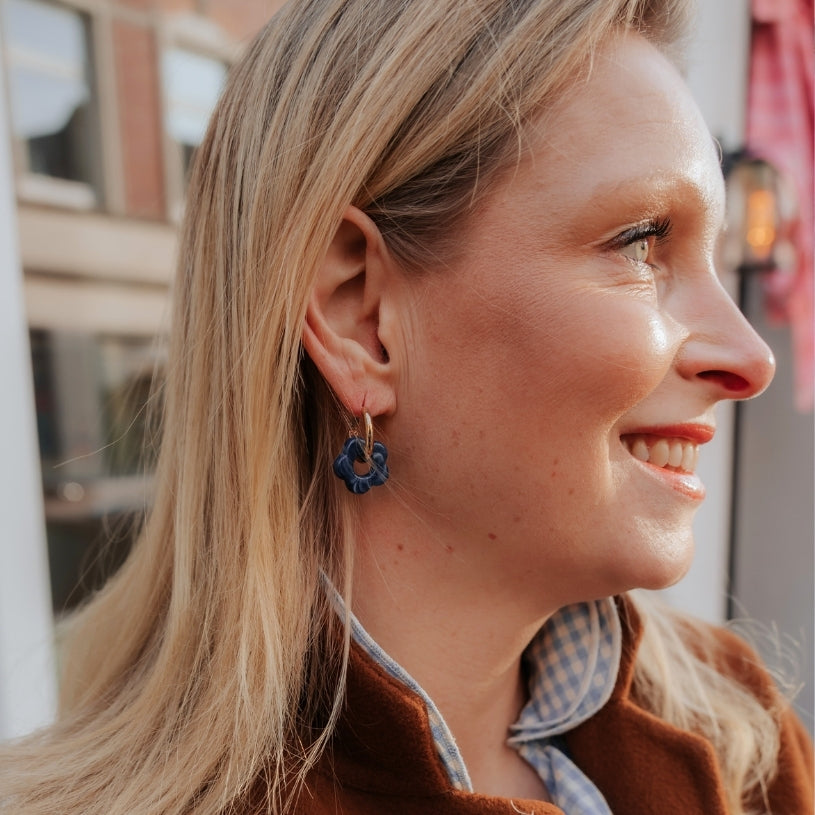 Vergoldete Creolen mit dunkelblauer Blüte