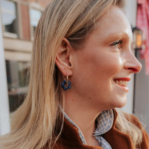 Vergoldete Creolen mit dunkelblauer Blüte