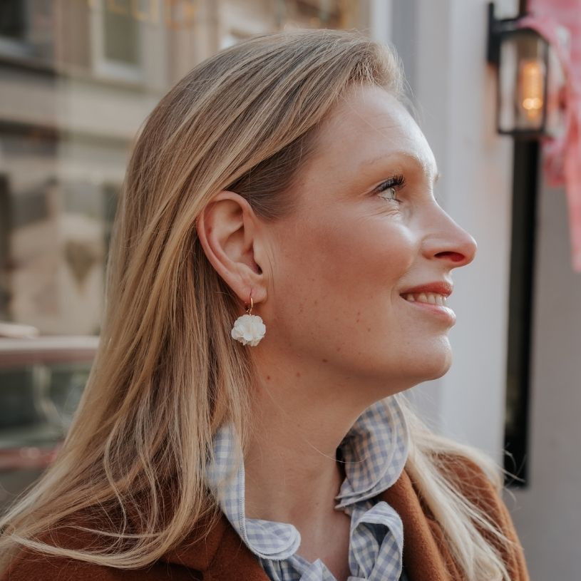 Vergoldete Creolen mit cremefarbenen Blüten-Pompom