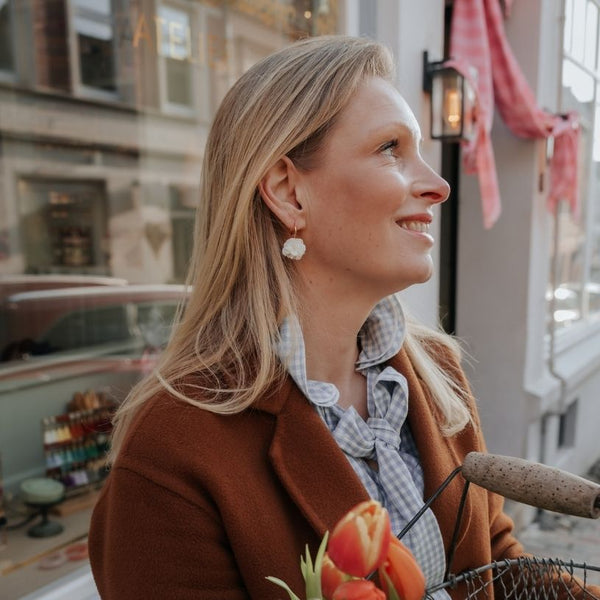 Vergoldete Creolen mit cremefarbenem Blüten-Pompom