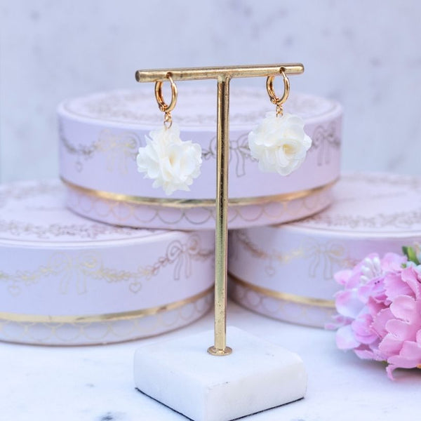 Vergoldete Creolen mit cremefarbenen Blüten-Pompom