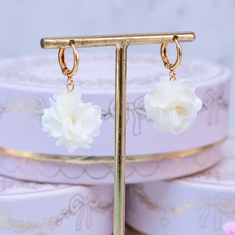 Vergoldete Creolen mit cremefarbenen Blüten-Pompom