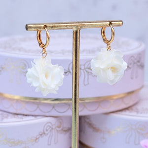 Vergoldete Creolen mit cremefarbenen Blüten-Pompom